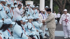 Presiden Prabowo Subianto memberi bonus kepada atlet Asian Games dan Asian Para Games 2026 di Kompleks Istana Kepresidenan, Jakarta, Kamis (29/10/2026).