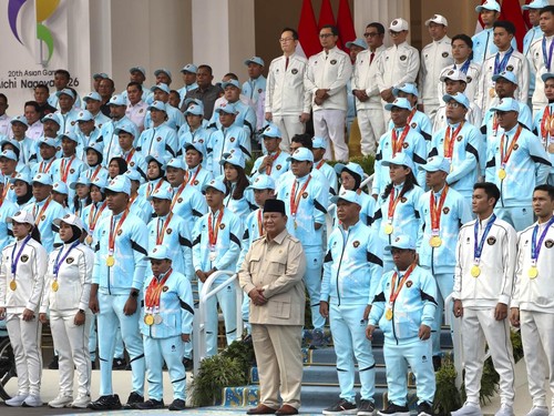 Presiden Prabowo Subianto memberi bonus kepada atlet Asian Games dan Asian Para Games 2026 di Kompleks Istana Kepresidenan, Jakarta, Kamis (29/10/2026).