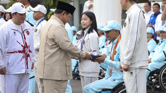 Presiden Prabowo Subianto memberi bonus kepada atlet Asian Games dan Asian Para Games 2026 di Kompleks Istana Kepresidenan, Jakarta, Kamis (29/10/2026).