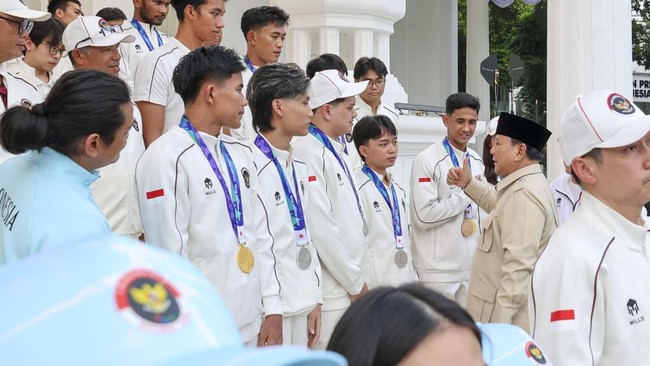 Presiden Prabowo Subianto memberi bonus kepada atlet Asian Games dan Asian Para Games 2026 di Kompleks Istana Kepresidenan, Jakarta, Kamis (29/10/2026).