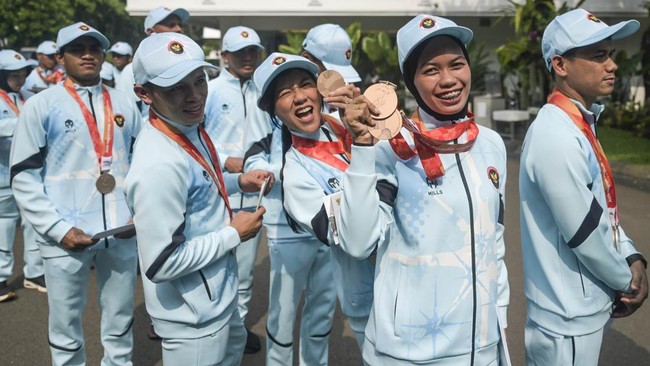 Sejumlah atlet Asian Para Games berpose setibanya untuk menghadiri kegiatan penyerahan bonus kepada atlet Asian Games dan Asian Para Games 2026 di Kompleks Istana Kepresidenan, Jakarta, Kamis (29/10/2026). Presiden Prabowo Subianto memberi bonus kepa