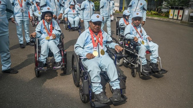 Sejumlah atlet Asian Para Games berjalan untuk menghadiri kegiatan penyerahan bonus kepada atlet Asian Games dan Asian Para Games 2026 di Kompleks Istana Kepresidenan, Jakarta, Kamis (29/10/2026). Presiden Prabowo Subianto memberi bonus kepada atlet