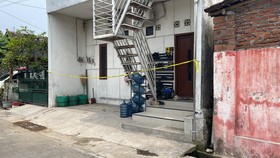 Polisi menggeledah dua pondok pesantren di Sukoharjo terkait insiden pembakaran warung Mi Babi. Santriwati dan ustazah diperiksa sebagai saksi.