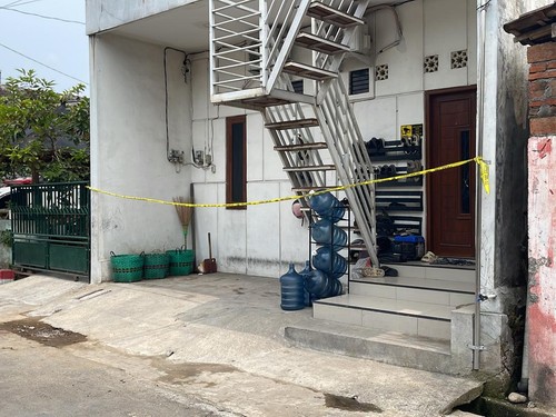 Polisi menggeledah dua pondok pesantren di Sukoharjo terkait insiden pembakaran warung Mi Babi. Santriwati dan ustazah diperiksa sebagai saksi.