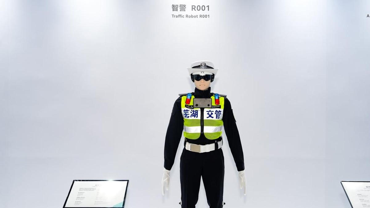 Penampakan Polisi Humanoid, Robot Buatan Perusahaan Mobil China