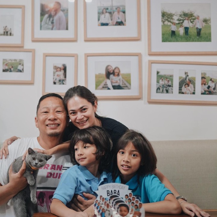 <p>Di area ruang makan ini, Ringgo dan Sabai benyak meletakkan hiasan dinding berupa foto keluarga. Foto-foto tersebut tidak hanya menjadi elemen dekorasi, tetapi juga menghadirkan kenangan dan cerita kebersamaan keluarga yang membuat suasana ruang makan terasa semakin hangat. (Foto: Instagram @ringgoagus @sabaidieter)</p>