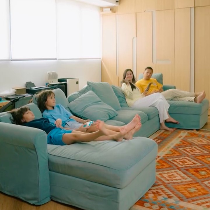 <p>Di dalam rumah ini, Ringgo dan Sabai membagun ruang keluarga yang <em>cozy</em> dengan desain kontemporer yang berfokus pada kenyamanan. Di ruangan ini, Ringgo dan Sabai meletakkan sofa besar yang nyaman untuk <em>quality time</em> dengan kedua anak mereka, Bjorka dan Mars. (Foto: Instagram @ringgoagus @sabaidieter)</p>