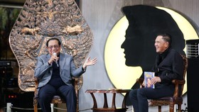 Presiden ke-6 RI Susilo Bambang Yudhoyono meluncurkan novel berjudul Diana Memang Manja Lewat novel yang diluncurkan di kediamannya di Cikeas, Kamis (29/10) itu SBY mengajak pembaca memasuki cerita yang dekat dengan pengalaman banyak orang yakni menc
