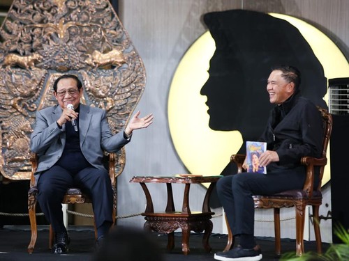 Presiden ke-6 RI Susilo Bambang Yudhoyono meluncurkan novel berjudul Diana Memang Manja Lewat novel yang diluncurkan di kediamannya di Cikeas, Kamis (29/10) itu SBY mengajak pembaca memasuki cerita yang dekat dengan pengalaman banyak orang yakni menc