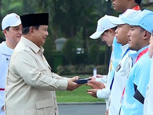 Momen Prabowo Serahkan Bonus Atlet Asian Games dan Asian Para Games