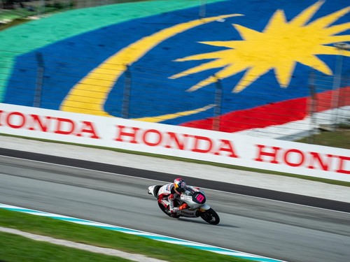 Veda Ega Pratama tampil impresif pada hari pertama Moto3 Malaysia 2026 dengan P4 saat FP1 dan P3 saat practice di Sirkuit Sepang, Jumat (30/10).