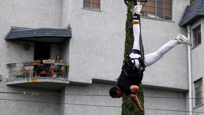 Aksi Escapologist Houdini II Meloloskan Diri Digantung di Udara