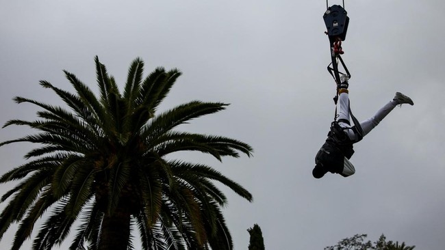 Aksi Escapologist Houdini II Meloloskan Diri Digantung di Udara