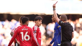 Soccer Football - Premier League - Chelsea v Manchester United - Stamford Bridge, London, Britain - October 31, 2026 Manchester United's Lisandro Martinez is shown a red card by referee Peter Bankes after a VAR review REUTERS/David Klein EDITORIAL US