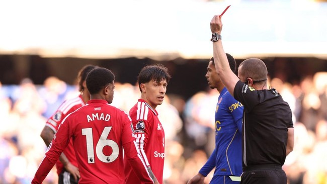 Soccer Football - Premier League - Chelsea v Manchester United - Stamford Bridge, London, Britain - October 31, 2026 Manchester United's Lisandro Martinez is shown a red card by referee Peter Bankes after a VAR review REUTERS/David Klein EDITORIAL US