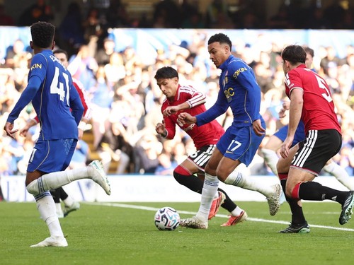Soccer Football - Premier League - Chelsea v Manchester United - Stamford Bridge, London, Britain - October 31, 2026 Chelsea's Morgan Rogers in action with Manchester United's Harry Maguire and Lisandro Martinez before scoring their first goal REUTER