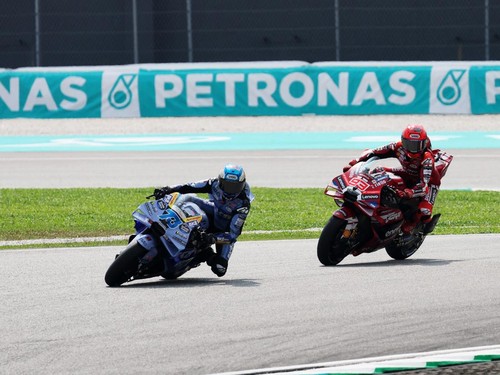 MotoGP - Malaysian Grand Prix - Sepang International Circuit, Sepang, Malaysia - October 31, 2026 BK8 Gresini Racing MotoGP's Alex Marquez and Ducati Lenovo Team's Marc Marquez in action during the sprint race REUTERS/Hasnoor Hussain