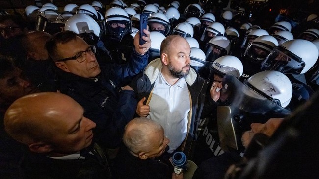 Politik Polandia Memanas, Pemerintah Skorsing Pimpinan MK