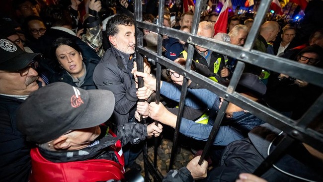Politik Polandia Memanas, Pemerintah Skorsing Pimpinan MK