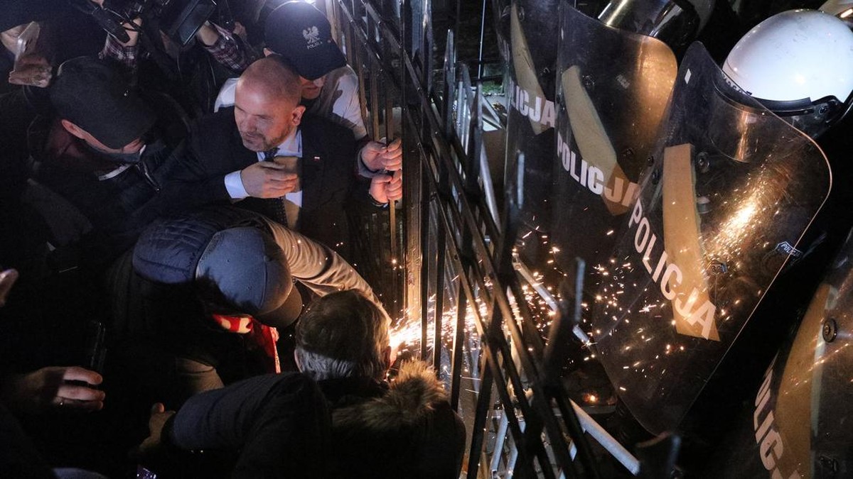 Politik Polandia Memanas, Pemerintah Skorsing Pimpinan MK