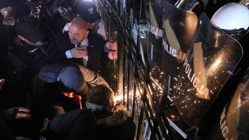 Politik Polandia Memanas, Pemerintah Skorsing Pimpinan MK
