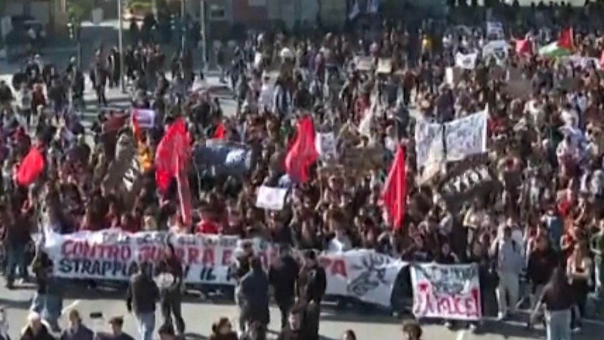 Demo Besar di Italia, Puluhan Ribu Orang Turun ke Jalan
