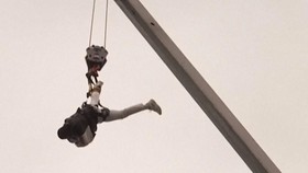Aksi Ekstrem Houdini II Meloloskan Diri di Ketinggian 27 Meter