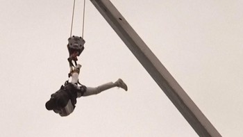 Aksi Ekstrem Houdini II Meloloskan Diri di Ketinggian 27 Meter