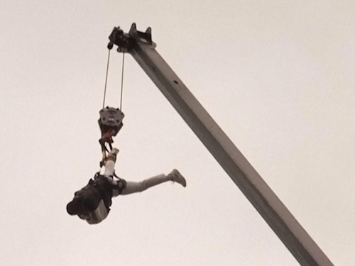 Aksi Ekstrem Houdini II Meloloskan Diri di Ketinggian 27 Meter