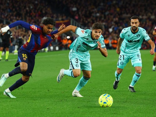 Soccer Football - LaLiga - FC Barcelona v Deportivo Alaves - Spotify Camp Nou, Barcelona, Spain - October 31, 2026 FC Barcelona's Lamine Yamal in action with Deportivo Alaves' Youssef Enriquez REUTERS/Albert Gea
